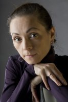 А я тем временем продолжаю серию героев Украины и России. На этот раз не давно отличившаяся "донецкая, Петербуженка, гречанка".
Эльвира Владимировна Грудницкая


Ярчайший представитель нашей либеральной оппозиции. На стене множество ретвитов Эхо-Москвы и т.п. ребят. При этом активно преподает и выходной у неё только 1 - 1 января. Если тут есть дети, у кого она преподает, я бы рекомендовал вам найти нового учителя для них, ничему хорошему этот человек не научит.