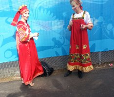 Русские матрешки в Бразилии перед матчем Россия - Алжир. Г. Куричиба. Фото не совсем удачное, сделанное на ходу. Девченки, если увидите себя, то простите, что без Вашего разрешения :)