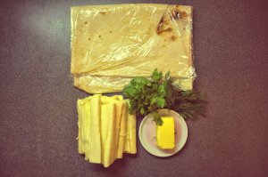 Да ёшкин кот, ну кто же в такой палитре еду-то фотает?! Не "уже аппетитно смотрится", а "чуть не сблеванул".
Ну хоть немного бы отцветокорректил.