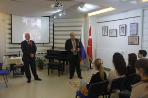 Смотря на фото, создаётся впечатление, что наоборот, два пожилых турка рассказывают русским детям о ВОВ.