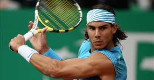 Я сам занимался теннисом, и на фотке правый хват, о чём я и сообщил. Она училась теннису в маями, где классическое преподавание, основная рука держит основание ракетки, если есть вопросы, то посмотри на фотку Надаля - признанного левши, и сравни