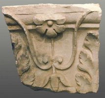 На уроках Москвоводения 
При Иване Калите был построен белокаменный Успенский собор (1325 г.) 
Из учебника: - 
6. Работа с иллюстрациями:
а) А.Васнецов “Белокаменный Кремль” при Иване Калите”.
Вывод. При Дмитрии Донском Москва стала белокаменной.

Вообще нас на уроках Москвоведения учили следующему Кремль перестроен после пожара 1812 года.

Глинка Федор
"Москва"

Город чудный, город древний,
Ты вместил в свои концы
И посады и деревни,
И палаты и дворцы!

Опоясан лентой пашен,
Весь пестреешь ты в садах;
Сколько храмов, сколько башен
На семи твоих холмах!..

Исполинскою рукою
Ты, как хартия, развит,
И над малою рекою
Стал велик и знаменит!

На твоих церквах старинных
Вырастают дерева;
Глаз не схватит улиц длинных...
Это матушка Москва!

Кто, силач, возьмет в охапку
Холм Кремля-богатыря?
Кто собьет златую шапку
У Ивана-звонаря?..

Кто Царь-колокол подымет?
Кто Царь-пушку повернет?
Шляпы кто, гордец, не снимет
У святых в Кремле ворот?!

Ты не гнула крепкой выи
В бедовой твоей судьбе:
Разве пасынки России
Не поклонятся тебе!..

Ты, как мученик, горела,
   Белокаменная!
И река в тебе кипела
   Бурнопламенная!

И под пеплом ты лежала
   Полоненною,
И из пепла ты восстала
   Неизменною!..

Процветай же славой вечной,
Город храмов и палат!
Град срединный, град сердечный,
Коренной России град!
<1840>