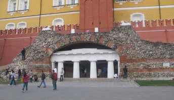На уроках Москвоводения 
При Иване Калите был построен белокаменный Успенский собор (1325 г.) 
Из учебника: - 
6. Работа с иллюстрациями:
а) А.Васнецов “Белокаменный Кремль” при Иване Калите”.
Вывод. При Дмитрии Донском Москва стала белокаменной.

Вообще нас на уроках Москвоведения учили следующему Кремль перестроен после пожара 1812 года.

Глинка Федор
"Москва"

Город чудный, город древний,
Ты вместил в свои концы
И посады и деревни,
И палаты и дворцы!

Опоясан лентой пашен,
Весь пестреешь ты в садах;
Сколько храмов, сколько башен
На семи твоих холмах!..

Исполинскою рукою
Ты, как хартия, развит,
И над малою рекою
Стал велик и знаменит!

На твоих церквах старинных
Вырастают дерева;
Глаз не схватит улиц длинных...
Это матушка Москва!

Кто, силач, возьмет в охапку
Холм Кремля-богатыря?
Кто собьет златую шапку
У Ивана-звонаря?..

Кто Царь-колокол подымет?
Кто Царь-пушку повернет?
Шляпы кто, гордец, не снимет
У святых в Кремле ворот?!

Ты не гнула крепкой выи
В бедовой твоей судьбе:
Разве пасынки России
Не поклонятся тебе!..

Ты, как мученик, горела,
   Белокаменная!
И река в тебе кипела
   Бурнопламенная!

И под пеплом ты лежала
   Полоненною,
И из пепла ты восстала
   Неизменною!..

Процветай же славой вечной,
Город храмов и палат!
Град срединный, град сердечный,
Коренной России град!
<1840>