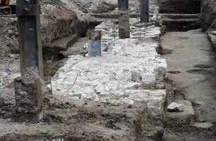 На уроках Москвоводения 
При Иване Калите был построен белокаменный Успенский собор (1325 г.) 
Из учебника: - 
6. Работа с иллюстрациями:
а) А.Васнецов “Белокаменный Кремль” при Иване Калите”.
Вывод. При Дмитрии Донском Москва стала белокаменной.

Вообще нас на уроках Москвоведения учили следующему Кремль перестроен после пожара 1812 года.

Глинка Федор
"Москва"

Город чудный, город древний,
Ты вместил в свои концы
И посады и деревни,
И палаты и дворцы!

Опоясан лентой пашен,
Весь пестреешь ты в садах;
Сколько храмов, сколько башен
На семи твоих холмах!..

Исполинскою рукою
Ты, как хартия, развит,
И над малою рекою
Стал велик и знаменит!

На твоих церквах старинных
Вырастают дерева;
Глаз не схватит улиц длинных...
Это матушка Москва!

Кто, силач, возьмет в охапку
Холм Кремля-богатыря?
Кто собьет златую шапку
У Ивана-звонаря?..

Кто Царь-колокол подымет?
Кто Царь-пушку повернет?
Шляпы кто, гордец, не снимет
У святых в Кремле ворот?!

Ты не гнула крепкой выи
В бедовой твоей судьбе:
Разве пасынки России
Не поклонятся тебе!..

Ты, как мученик, горела,
   Белокаменная!
И река в тебе кипела
   Бурнопламенная!

И под пеплом ты лежала
   Полоненною,
И из пепла ты восстала
   Неизменною!..

Процветай же славой вечной,
Город храмов и палат!
Град срединный, град сердечный,
Коренной России град!
<1840>
