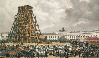 Но, все равно, проблемы это не снимает. Вот как выглядит подъем колонны на рисунке современников тех событий (см. ниже. первый рисунок.  Литография «Подъём Александровской колонны в 1832 году». Художники Бишебуа [Бишбуа] Луи Пьер Альфонс, Байо Адольф Жан Батист "70-я страница альбома").

Поскольку канатами обвита не вся колонна, а только две трети верхней более легкой части части, то, когда ее приподнимут в самом начале, как на рисунке, в горизонтальном положении, то треть веса с правой стороны придется на крайнюю справа пару канатов. При чем это более толстый конец. Треть веса - это 200 тонн! А ведь еще на эти же крайние канаты приходится примерно десятая часть веса колонны по другую сторону от каната. По 120 тонн на каждый крайний канат с каждой из сторон. Канатов, способных выдержать такой вес, не существует сейчас и не существовало раньше. И вряд ли когда будут. Не забывайте, что канаты должны выдерживать 4-5 раз больший вес для запаса прочности. Повторенье мать ученья:
При эксплуатации пенькового каната ... рекомендуемая нагрузка составляет 20-25% от разрывной.
То есть, при такой технологии подъема колонны, должны использоваться канаты, способные выдержать на разрыв до 120*5 = 600 тонн. Такого не бывает. Современные найденные мной самые прочные пеньковые канаты выдерживают на разрыв только 22 тонн при толщине 7 см - примерно с бутылку для пива или колы.

Чтобы канат выдержал на разрыв в 25 раз больше, 550 тонн, он должен быть толще по площади сечения в 25 раз, а по толщине в 5 раз. Его толщина составит 36 см. Как ширина монитора от компа. Или диаметр колесных дисков у легковушек. Через какие такие блоки, кабестаны или полиспасты можно протянуть такую веревку? А ведь каждый канат проходит по множеству сложных конструкций из блоков. Сколько будут весить такие блоки?

Вес одного метра такого каната будет 100 кг (вес пропорционален площади сечения а не толщине). А для подъема колонны канат должен быть минимум около 100 метров, то есть 10 тонн.