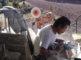 Как делали вазы в Египте изображено на 2 фотографии... что он держит в руках?