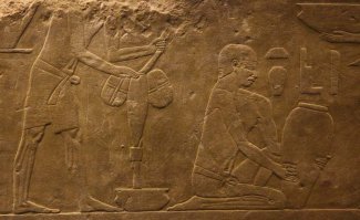 Как делали вазы в Египте изображено на 2 фотографии... что он держит в руках?