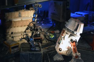 Очень короткие промежутки между станциями, от одной станции до следующей легко пройти пешком. Дитю в этом метро очень понравились банды музыкантов, кочующих по вагонам и распевающим шансон. Народ очень радушный, мы ни черта не говоря по-французки и не зная города часто спрашивали окружающих о каком-нить объекте на карте и часто встречали среди аборигенов болгар, поляков, кавказцев, нормально понимающих по-русски и знающих город. Кроме метро там есть линии электричек, очень удобный транспорт. В пригороде Парижа можно попасть вот в это место: