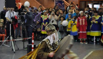 Года два назад на Московском ВДНХ заходил на выставку изделий из бивней и кости, находится в том же павильоне где чучела мамонтов и других вымерших зверей (первое фото). Поделками такое не назвать, много резьбы и труда в этих фигурках и предметах.  Повезло, в тоже время в другом павильоне была выставка народных ремесел, там был стенд где можно было купить разные ископаемые диковины и предметы вырезаные из бивней мамонта, в том числе офигительные мелкие кованые  ножи с костяными ручками и ножнами. Другие стенды тоже порадовали, никогда раньше такого не видел.