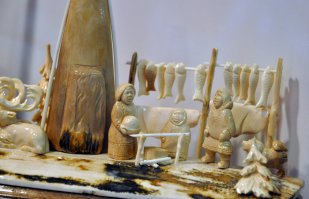 Года два назад на Московском ВДНХ заходил на выставку изделий из бивней и кости, находится в том же павильоне где чучела мамонтов и других вымерших зверей (первое фото). Поделками такое не назвать, много резьбы и труда в этих фигурках и предметах.  Повезло, в тоже время в другом павильоне была выставка народных ремесел, там был стенд где можно было купить разные ископаемые диковины и предметы вырезаные из бивней мамонта, в том числе офигительные мелкие кованые  ножи с костяными ручками и ножнами. Другие стенды тоже порадовали, никогда раньше такого не видел.