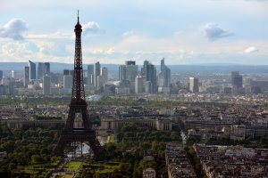 Список далеко не полный, после трех-пяти лет увлечения фотографией  любой любитель запросто перечислит с полсотни таких мест, причем не только за границей. Из перечисленных пока побывал только в трех. Вот что попалось в объектив в одном городе: зрелищный аттракцион в парке развлечений, старинные доспехи в музее армии, занятный вид с небоскреба.