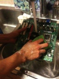 мы на Автовазе вот именно так и моем электронику. Без шуток. Меня первое время сильно напрягало... потом втянулся...