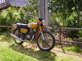 Эххх, читаю и себя вспоминаю, 16-ти летнего, тогда тоже крепко увлекался мото-темой. Минск - добротный мотик, особенно электронное зажигание нравилось, а из недостатков - цепь быстро вытягивается, но в целом - в качестве первого мотика - лучше не придумать! Ломался он нечасто, в основном техобслуживания требовал нехитрого :) Продал лет 10 назад