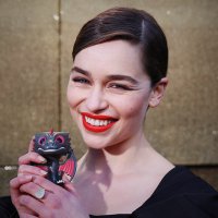 Ипппппаааать, она страшная!!!!!!  Гримерам следует медали выдавать! Они волшебники. Могут 1 и 2 преобразовать в 3.