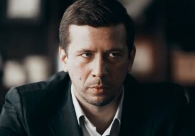 Майкл Фассбендер, Джон Симм, Лев Прыгунов, Владимир Ивашов, Владислав Дворжецкий, Александр Кайдановский, Леонид Филатов, Андрей Мерзликин, Сергей Бодров, Вячеслав Тихонов... Всех не упомнишь...