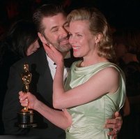 Ким Бесингер и Алек Болдуин.
Болдуин увидел Ким на съемках фильма «Бэтмен», и в то же мгновение все женщины мира перестали для него существовать. Он преследовал ее несколько месяцев, звонил, писал душераздирающие письма, приглашал в самые роскошные рестораны, заваливал дорогими подарками. Но старания были напрасны — Ким упорно его избегала, как, впрочем, и всех мужчин. 
Тогда Алек добился разрешения стать ее партнером по фильму «Привычка жениться». Так красиво начавшаяся история закончилась в 2002-ом году разводом по требованию Ким.