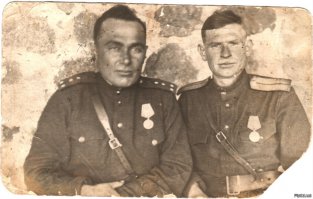 Дед, Харламов Борис Иванович, мобилизован 26.06.41. В бой вступил 10.07.41 под Киевом. Попал в окружение в сентябре 1941 года. К своим вышел в составе части в конце октября. Со знаменем, в форме, с оружием и документами. В начале ноября на "Катюшах" принял участие в Московской битве.
Так как часть была резерва ставки, и имеющая более 60-ти благодарностей лично от Сталина, то принял участие во всех битвах войны. Кроме Болгарии и Югославии. В 1943 году был в отпуске. За Курскую Битву был представлен к "Красному Знамени", то тыловики посчитали что "Знамя" слишком жирно за 16 вытащенных с нейтралки машин. Из которых 11 было восстановлено. Дали "За Боевые Заслуги". Комполка предоставил к медали ещё и отпуск.
В 1944 году награждён двумя орденами "Красной Звезды". Победу встретил в Дании. Демобилизован в 1948 году.
1. Харламов Борис Иванович, 3 гв тк Нарва 1944г.
2. Командир взвода Харламов Борис Иванович с капитаном (командиром роты) Спиваковым 1943 год.
3. Представление на "Знамя", но получена "За Боевые Заслуги" и отпуск.
4. Представление на первую "Звезду".