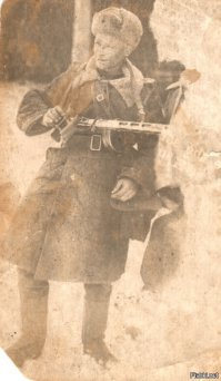 Дед, Харламов Борис Иванович, мобилизован 26.06.41. В бой вступил 10.07.41 под Киевом. Попал в окружение в сентябре 1941 года. К своим вышел в составе части в конце октября. Со знаменем, в форме, с оружием и документами. В начале ноября на "Катюшах" принял участие в Московской битве.
Так как часть была резерва ставки, и имеющая более 60-ти благодарностей лично от Сталина, то принял участие во всех битвах войны. Кроме Болгарии и Югославии. В 1943 году был в отпуске. За Курскую Битву был представлен к "Красному Знамени", то тыловики посчитали что "Знамя" слишком жирно за 16 вытащенных с нейтралки машин. Из которых 11 было восстановлено. Дали "За Боевые Заслуги". Комполка предоставил к медали ещё и отпуск.
В 1944 году награждён двумя орденами "Красной Звезды". Победу встретил в Дании. Демобилизован в 1948 году.
1. Харламов Борис Иванович, 3 гв тк Нарва 1944г.
2. Командир взвода Харламов Борис Иванович с капитаном (командиром роты) Спиваковым 1943 год.
3. Представление на "Знамя", но получена "За Боевые Заслуги" и отпуск.
4. Представление на первую "Звезду".