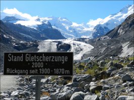 Был в прошлом году в Австрии, на леднике Пастерце. Там наглядно показано, насколько он уменьшился за последние годы. На фото (не мое) - табличка, установленная в 2000 году; а в 1900 ледник был еще на 1870 м длиннее.