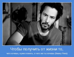 Уличный музыкант играет на гитаре флягой для алкоголя
