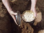 Нашел клад в канализационном люке