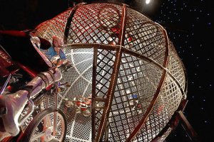 я в детстве на такой ходил и не раз. Помимо цилиндра был еще и шар.
Типа такого.