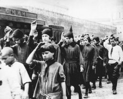 Ни одной улыбки и даже головы опущены...Прям жалко их.