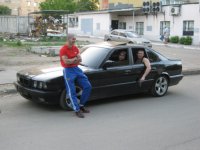 не хотелось бы тревожить детские воспоминания автора, но на этой фотке:

не "семерка" E32, о которой он говорит, а очень даже и "пятерка" Е34, причем, какой-то новодельный "котопес" с грилем и капотом приляпанным от рестайлинговой пятерки)
32-я семерка выглядит совсем по-другому: