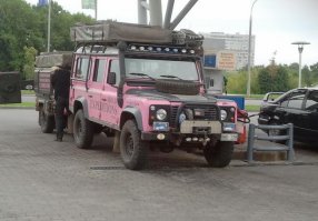 Не сочтите за рекламу рыболовных снастей и Land Rover :) (кстати спиннинг с розовым помпоном как-то мною дарился - как снасть, так себе, но эмоций было много