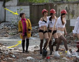 А тетка то та еще штучка...старая извращенка))))