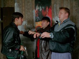 Всегда ржу над этим моментом

"...А в мешке, вероятно, подарки для девочки. Девочка много курит, путешествует по области на машине и пьет за рулем пиво. Не очень хорошая девочка..."
