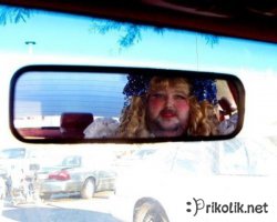 Китайский таксист украшает будни своих пассажиров жизнерадостными селфи