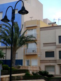 Ну, у нас таких чудес тоже хватает.
Испания, Андалусия, Рокетас де Мар. Чувак удачно втиснулся в щель. Дом реально в козырном месте. Волны на гуглекарте - Средиземное море.