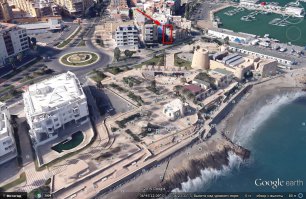 Ну, у нас таких чудес тоже хватает.
Испания, Андалусия, Рокетас де Мар. Чувак удачно втиснулся в щель. Дом реально в козырном месте. Волны на гуглекарте - Средиземное море.