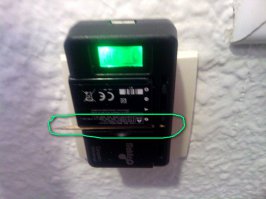 Собственно говоря, прямо сейчас аккумулятор от фотоаппарата заряжаю универсальным зарядником. Акк немного уже минимального положения зажима зарядника. Зубочистка решает проблему.