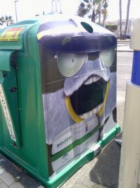 Вот сегодня неожиданно ещё одного представителя обнаружил. Не той стороной развернули ребята-мусорщики, потому и ракурс такой получился слегка неудачный.
Дедушка: