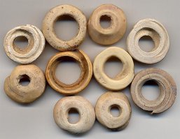 Нормальный у меня подход... Над телеком со спутниками куча народу работали и работают, документации вагон, если меня эта тема заинтересует (что навряд ли), я разберусь, чай верхнее образование всё-таки инженерное.
Именно благодаря ему я и не понимаю, как по монете, на которой ПОЛНОСТЬЮ ОТСУТСТВУЮТ буквенно-циферно-клинописные-иероглифические-да любые обозначения, можно определить её номинал и название!
Вот это,блѣ, сколько денег? Да-да, это деньги.