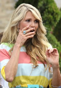 Ну я ничего против её красоты не имею.Просто пластические операции у неё хорошие.Но от старости не уйти.