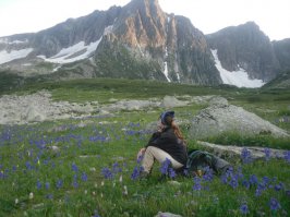 в этом случае побыть в одиночестве, мне кажется, это пойти в горный лес с палаткой, развести костерок и , помешивая ложкой в котелке, пялиться на всю эту красоту сверху, а рядом, мирно спящий, твой пёс...вот как это делаю я