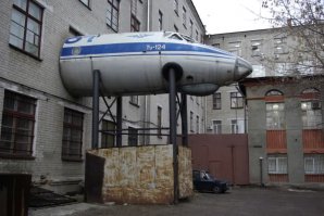 кстати: это г.Казань. КГТУ им. Туполева (КАИ).Нос Ту–124 торчащий из здания