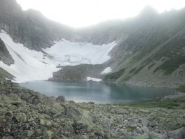 я фотографировала озеро в Золотой долине на Поднебесных зубьях в Хакассии...как то не верится, что в Сибири были когда-то вулканы