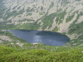 я фотографировала озеро в Золотой долине на Поднебесных зубьях в Хакассии...как то не верится, что в Сибири были когда-то вулканы