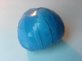 Еще хорошо взрывался сурик с серебрянкой.
Смесь вперемешку с мелкими камешками сначала засыпалась в маленький бумажный кулёчек, а затем всё полостью туго обматывалось изолентой, получался шарик размером с грецкий орех. Готово. Осталось только шваркнуть о твердую поверхность. С балкона об асфальт или о стену... школы))