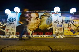 Стрит-арт: персонажи известных картин на стенах