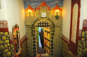 Стрит-арт: персонажи известных картин на стенах