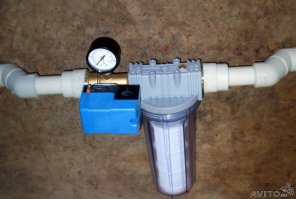 А мы фильтр для воды водопроводный поставили. песка очень много в воде из скважины. Фильтр стоит рублей 450. а сменный фильтр к нему рублей 70.