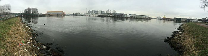 Парень молодец. Уважаю. 

Но, вы всегда увидите в СМИ такого вида фотографии. 1 
Но никогда такого. 2