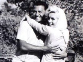 снимки, сделаны в выходные, которые актриса провела в компании с друзьями, Фрэнком Синатрой и джазовым пианистом Бадди Греко в августе 1962 года.
Эти фотографии стали последней прижизненной съемкой Монро. Актрисы не стало уже через пять дней