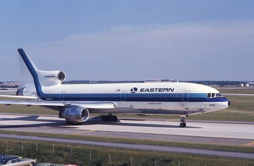 Ну хоть бы фотографию самолета правильную поместили - разбился в этой авиакатастрофе Lockheed L1011-385-1 TriStar, а на фото ТУ-154.
Да и можно было бы поподробнее рассказать о самой катастрофе.

29 декабря 1972 года в 21 час 20 минут самолет Lockheed L-1011 TriStar с бортовым номером N310EA авиакомпании Eastern Air Lines рейс 401 вылетел из Международного аэропорта имени Джона Кеннеди в Нью-Йорке и взял курс на Майами.
При подходе к аэропорту Майами при выпуске шасси не загорелась лампочка передней стойки шасси. Экипаж прекратил заход, и по команде диспетчера занял высоту 660 метров, направившись в зону ожидания. При этом автопилот был включен в режиме держания высоты. На самом деле стойка шасси вышла нормально, просто перегорела лампа индикатора. Видимо, это был уже не первый подобный случай, и командир экипажа вместе со вторым пилотом занялись извлечением лампочки из пульта и её проверкой. При этом капитан довольно сильно задел штурвал, и это привело к отключению автопилота. Извлечение лампочки из пульта в полете оказалось настолько увлекательным занятием, что никто в кабине экипажа не обратил внимание на то, что автопилот отключен, а самолет медленно снижается.
Только в последний момент второй пилот спросил: «Мы все ещё на высоте 660 метров?» Капитан попытался поднять самолет в воздух, но было уже слишком поздно. Самолет на полной скорости врезался в болото Эверглейдс и разломился на несколько частей. Погибло 99 человек, 77 выжило.