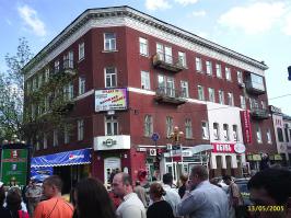 Немного добавлю.
В этом доме на углу Вольской и Кировского жила наша семья во время войны, а фонтан-одуванчик на площади между цирком и крытым рынком находится там годов с 60-х, ну и, конечно, памятник Чернышевскому перед входом в парк Липки (собственно Кировский проспект начинается от одуванчика и заканчивается этим памятником)